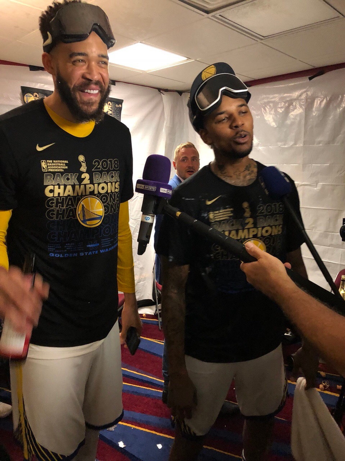 在问卷与社 在问卷与社